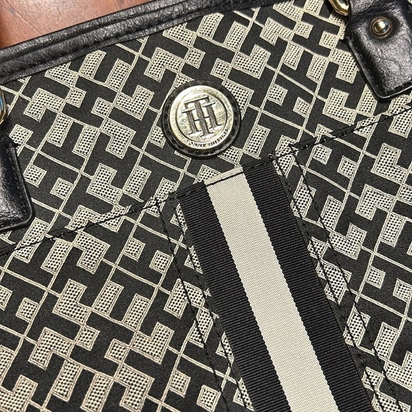 COPY - Tommy Hilfiger tote with lap top sleeve - Picture 2 of 9